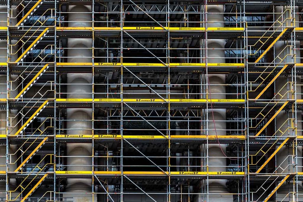 Scaffolding structure on a building